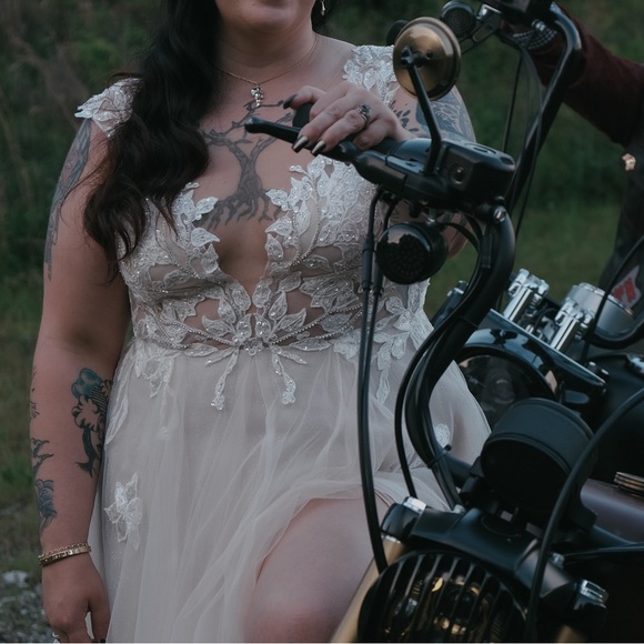 GALINA SIGNATURE
illusion plunge lace appliqued wedding dress IVORY/CASHMERE - Picture 5 of 10